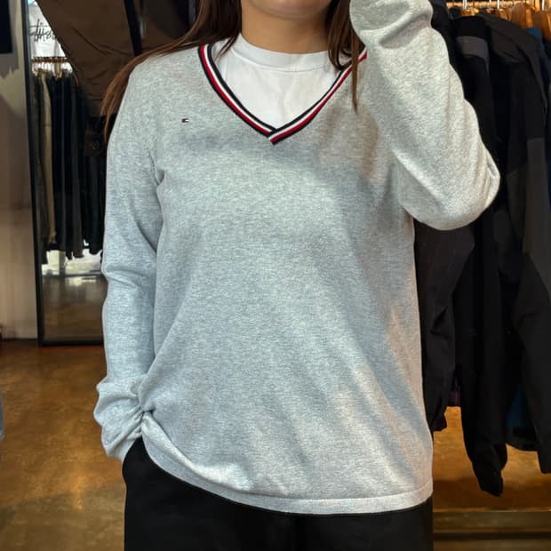 타미힐피거 브이넥 그레이 니트