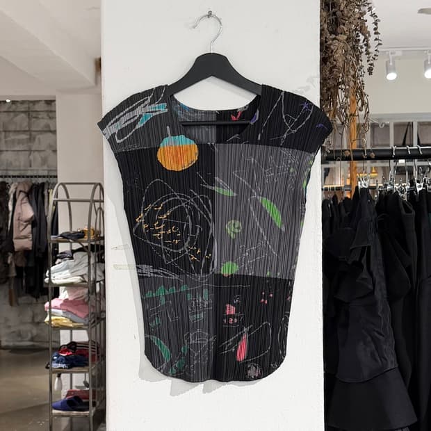 플리츠 플리즈 블랙 그래픽 슬리브리스 탑