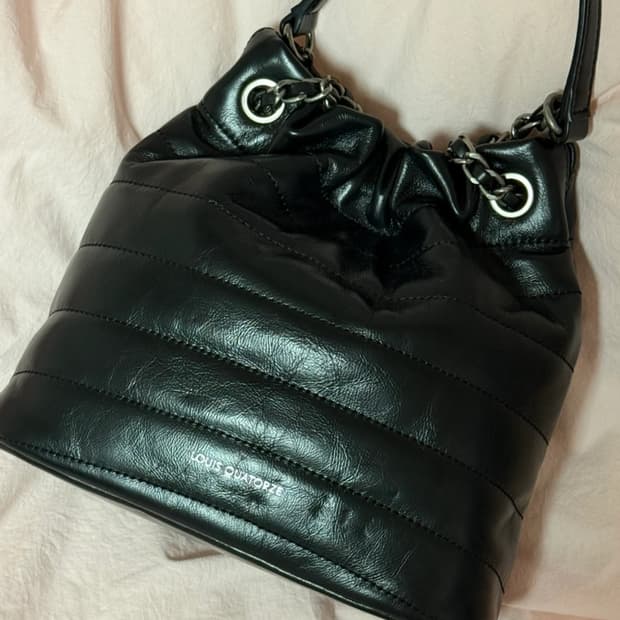 루이까또즈 아일린 크로스백 블랙 색상