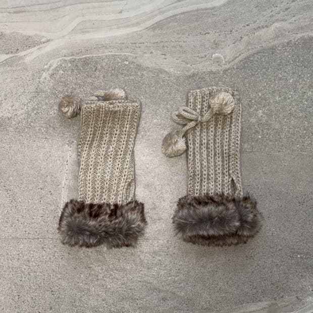 Beige fur trimming knit ball hand warmer