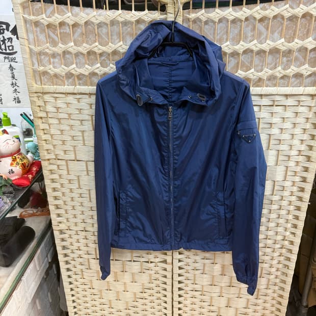 38/44-55 정품 프라다 삼각로고 후드바람막이 팝니다