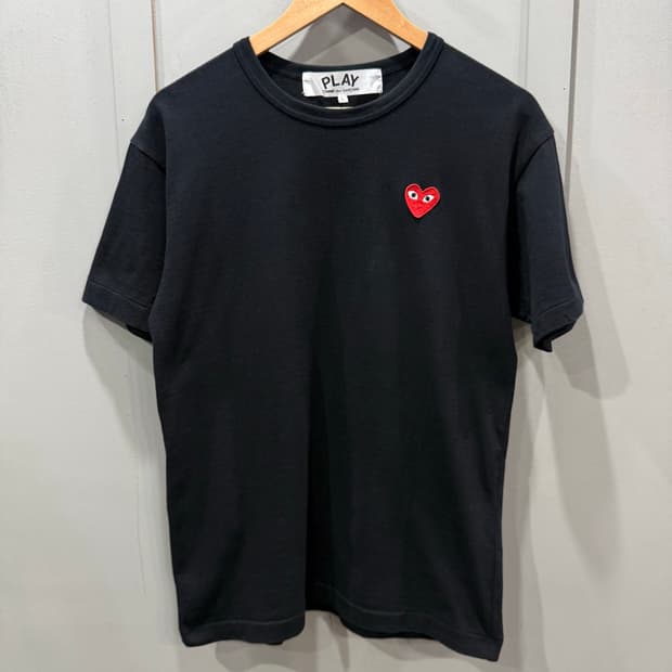 L 꼼데가르송 레드 하트 블랙 반팔 티셔츠