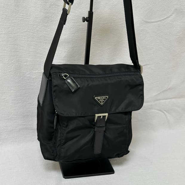 프라다 포코노 나일론 메신저백 버클 크로스백 주우재백