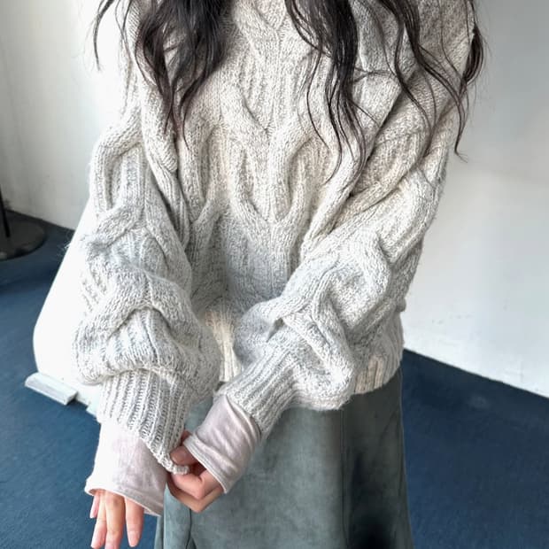 Design neck wide woven cloudy knit