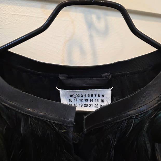 마르지엘라 블랙 깃털 장식  케이프가디건