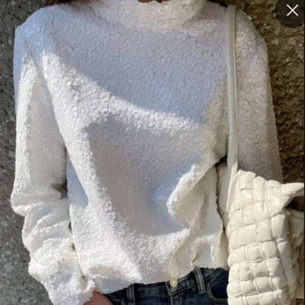 오르 시퀸 하이넥 블라우스