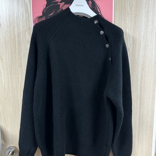 넥라인 버튼 니트 1회착용