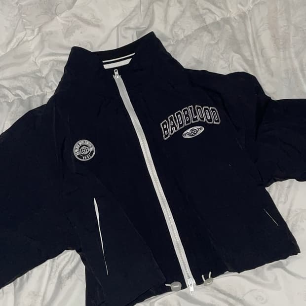 배드블러드 크롭 바람막이 후드집업