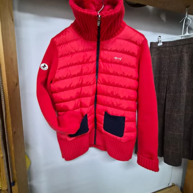 루이까스텔  구스방풍 집업니트.