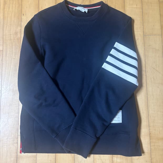 톰브라운 사선완장 맨투맨 네이비 