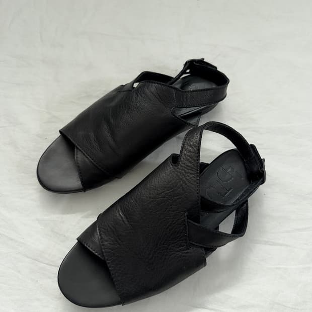 LD tuttle 아방가르드 애시매트릭 램스킨 슬링백 샌들