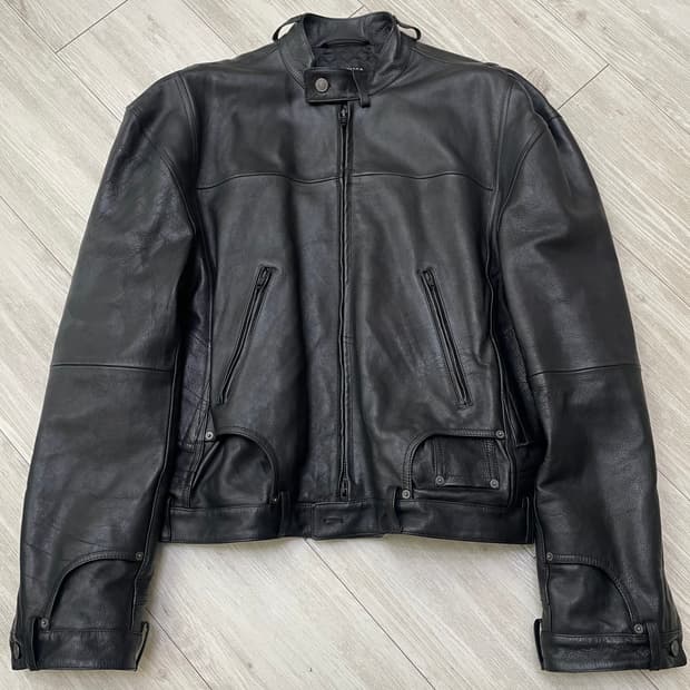 발렌시아가 디컨스트럭티드 레더 자켓 2