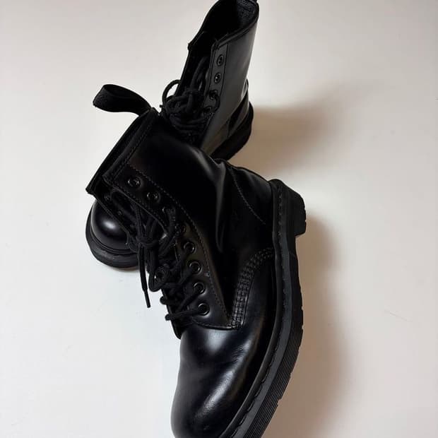 닥터마틴 시그니처 8홀 1460 스무스 워커 Q1530