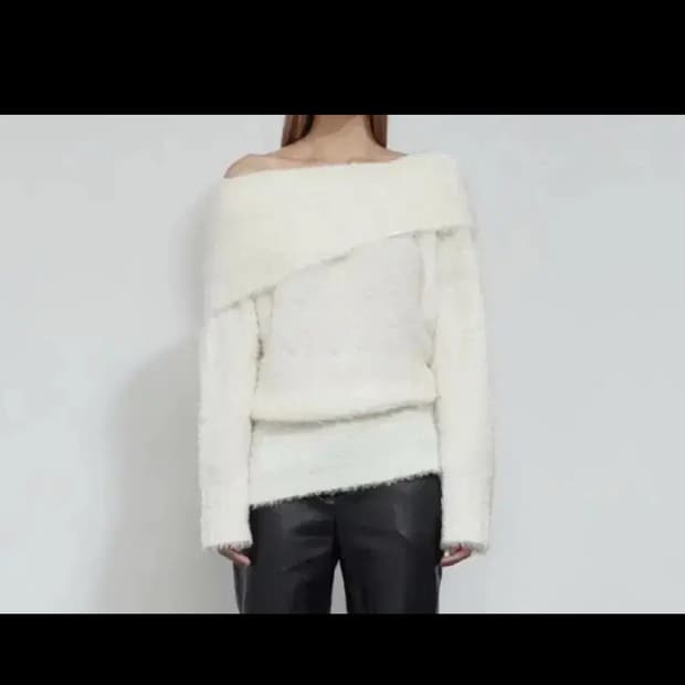 보헤미안서울 오프숄더 부클 니트 아이보리 보헴서