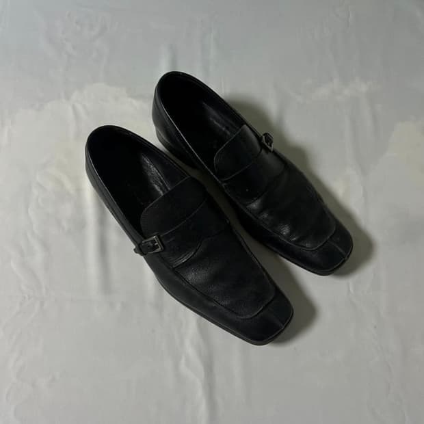 프라다 버클 로퍼