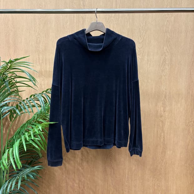 코스 하이넥 루즈핏 긴팔 티셔츠 벨벳 텍스처 드롭 숄더 디테일 네이비
