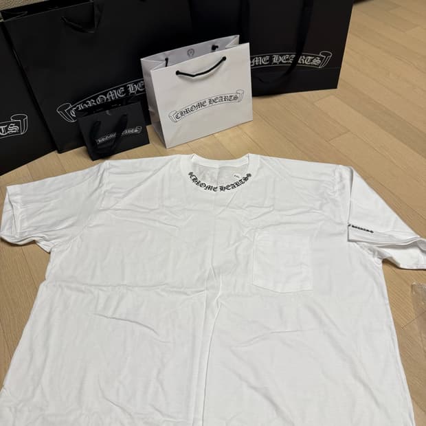 [XXL] 크롬하츠 넥 로고 스크립트 로고 화이트