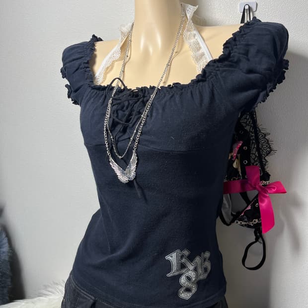 SKY BOMBER 글리터 레터링 나시 오프숄더