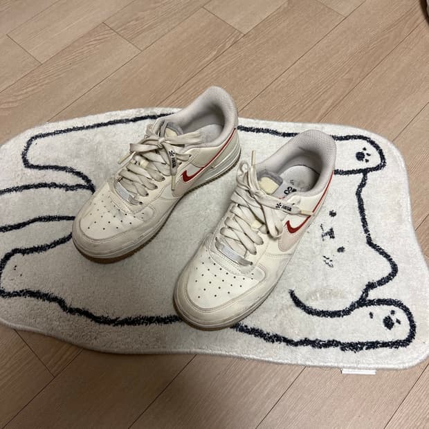 나이키 에어포스1 로우 아이보리 레드 스우시 225