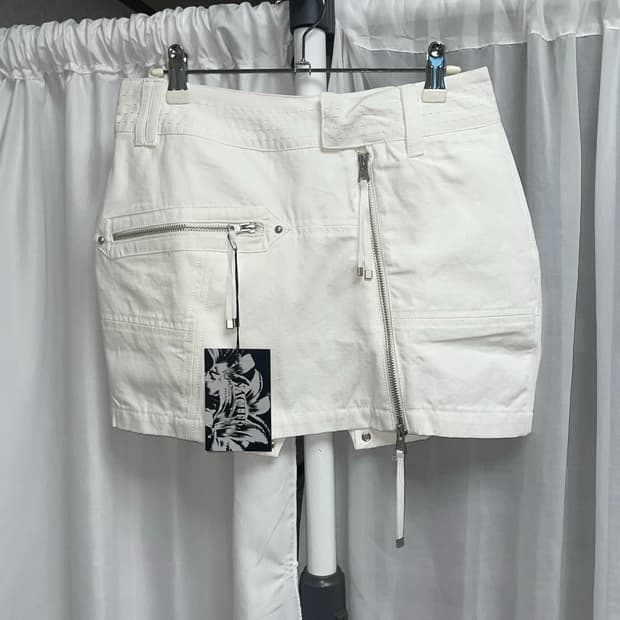 나체 미니 스커트