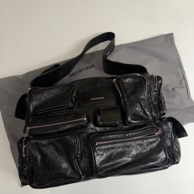 발렌시아가(Balenciaga)의 멀티 포켓 메신저백