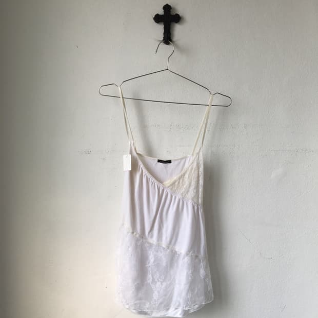 Lace trimming sleeveless