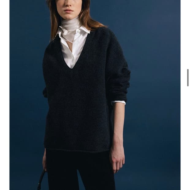 낫띵리튼 Cerin deep v-neck pullover