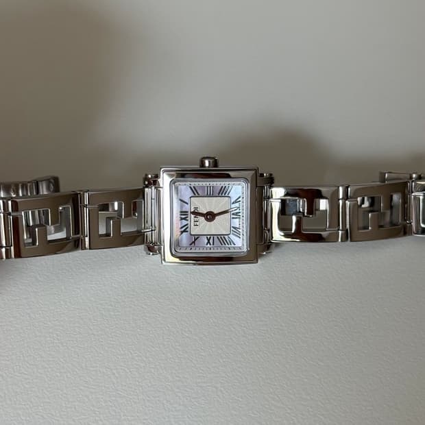 펜디 뉴콰드로 쉘다이얼 시계