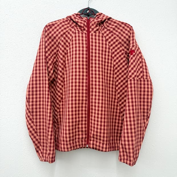 데상트 깅엄체크 후드 바람막이