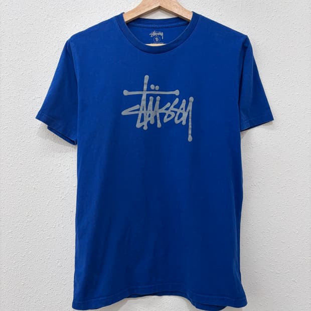 스투시(Stussy) 베이직 스톡 로고 블루 반팔 티셔츠
