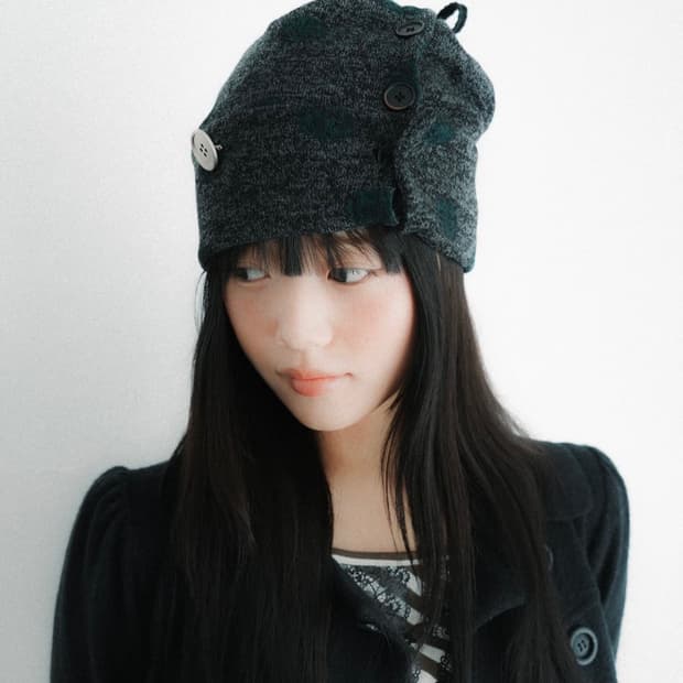 인앤양인하모니 버튼 비니 챠콜