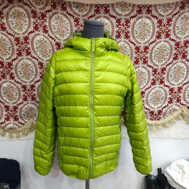 유니클로 오리털 후드 경량 패딩 점퍼
​
