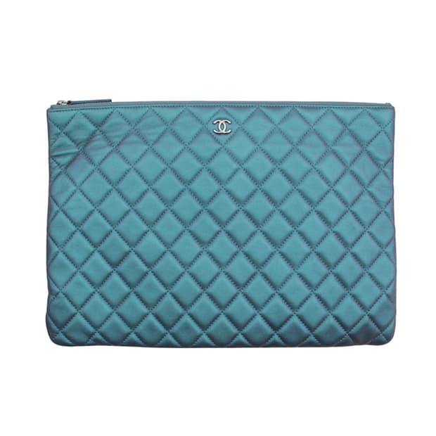 샤넬 메탈릭 블루 램스킨 퀼팅 은장CC 라지 클러치 (24번대)