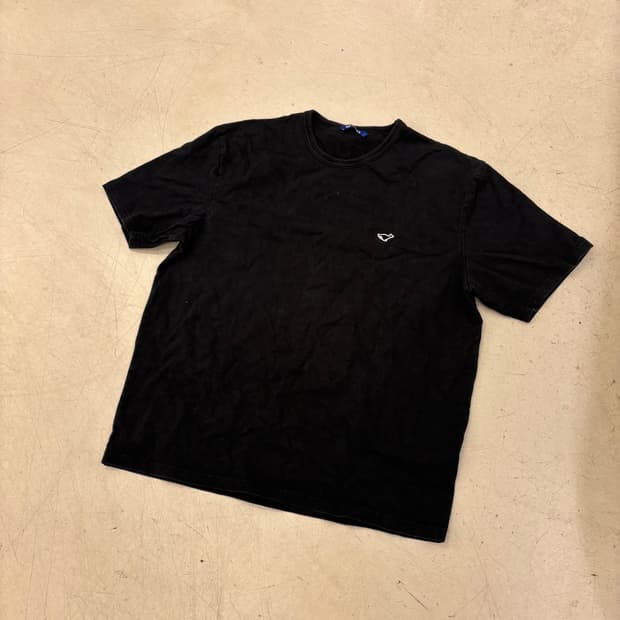 네이더스 스몰로고 블랙 티셔츠