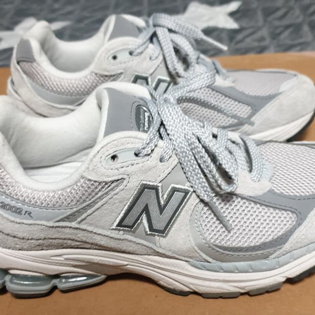 뉴발란스 2002R 스니커즈 그레이 (235)