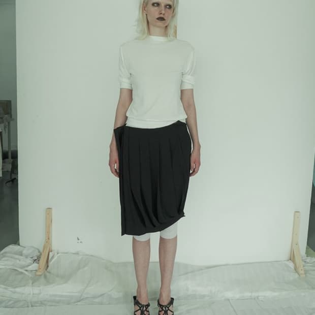 에옹쓰 Pinched pleats skirt - black