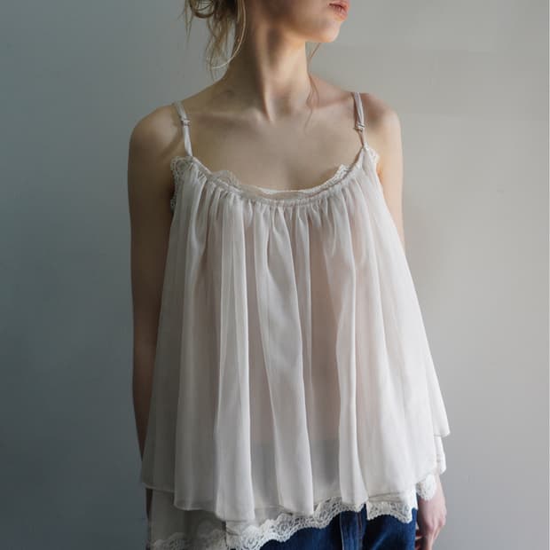 썬번프로젝트 angled lace sleeveless blouse