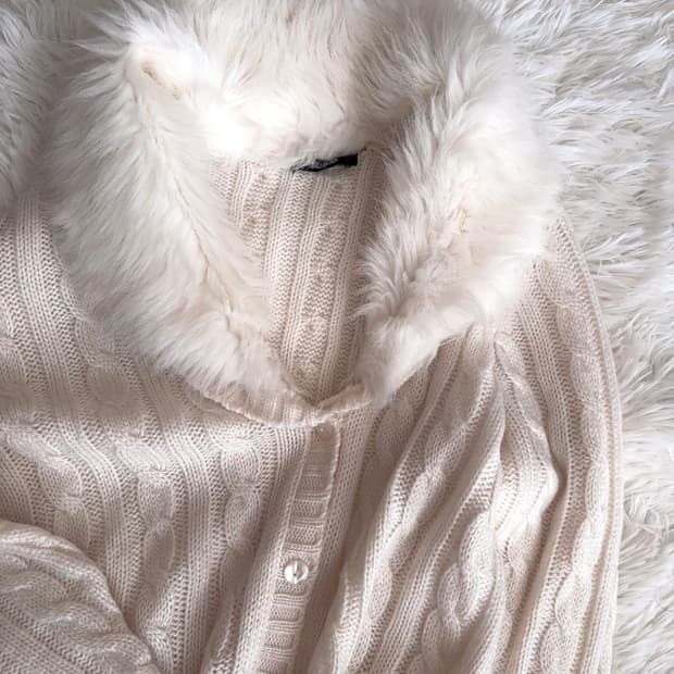 달천깔 아이보리 퍼 카라 케이블 니트가디건 (착샷o)