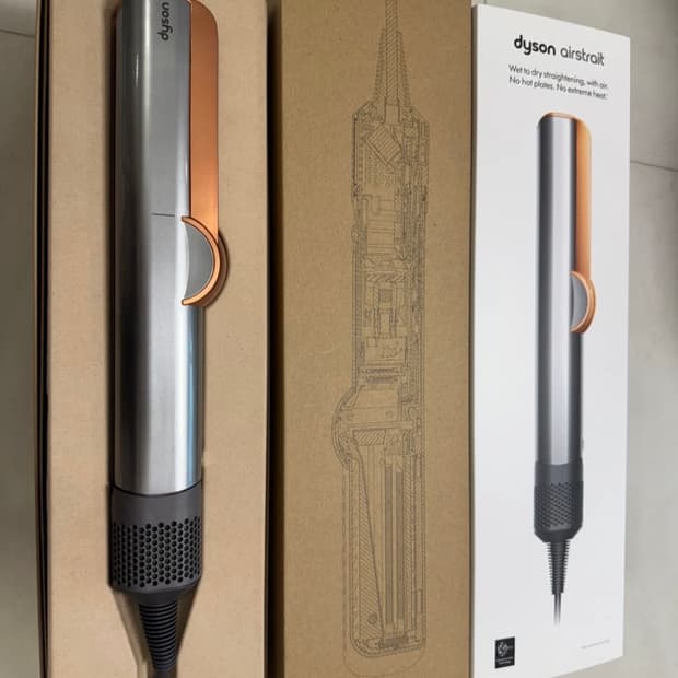 다이슨 에어스트레이트너 (니켈/코퍼 색상) 거치대 포함 현재 품절