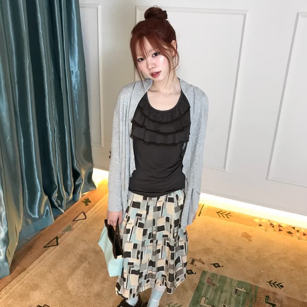 귀여운 프릴 디테일 티와 조화로운 포인트 스커트•• 🥥👝