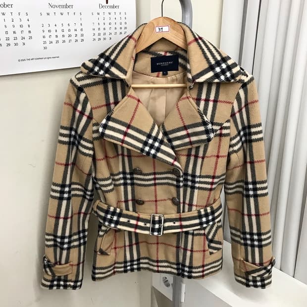 버버리 노바체크 벨티드 더블 숏코트