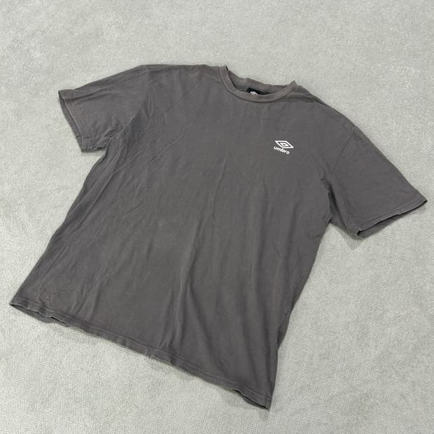 엄브로 차콜 반팔티 