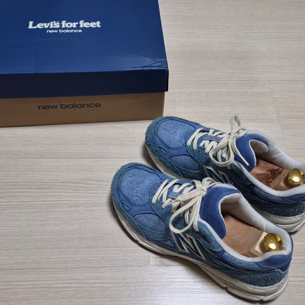 뉴발란스 x 리바이스 990 v3