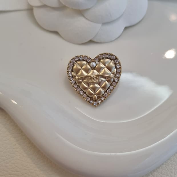 샤넬 퀼팅하트 보석장식 CC 금장 미니 브로치 업사이클링