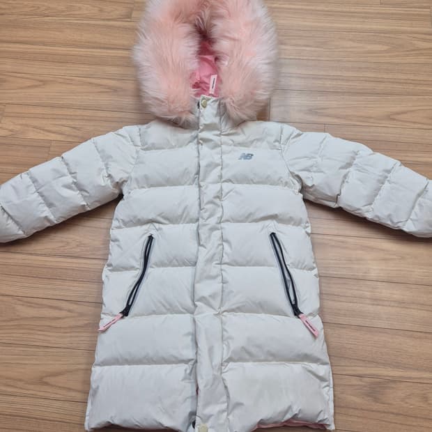 뉴발란스 여아 롱패딩 130사이즈입니다. 솜털 80%, 깃털 20% 충전