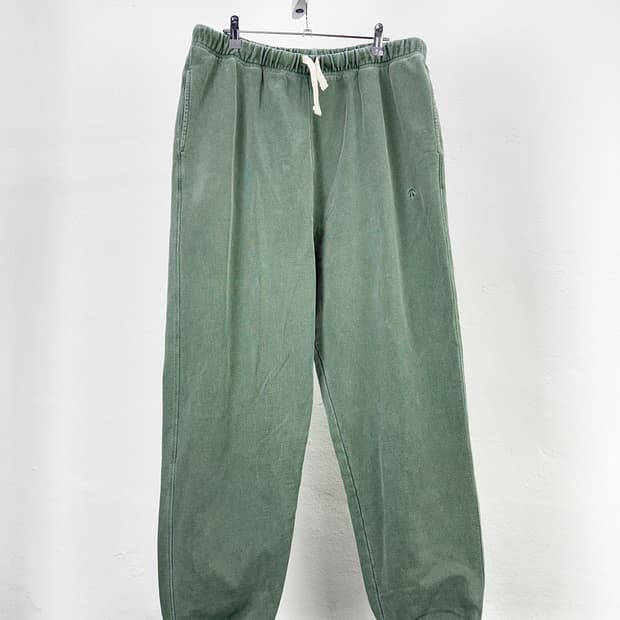 나이젤 카본 피그먼트 다잉 아미 애로우 로고 스웨트 조거 팬츠