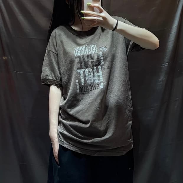 M 빈티지 프린팅 카키브라운 라운드넥 링거티