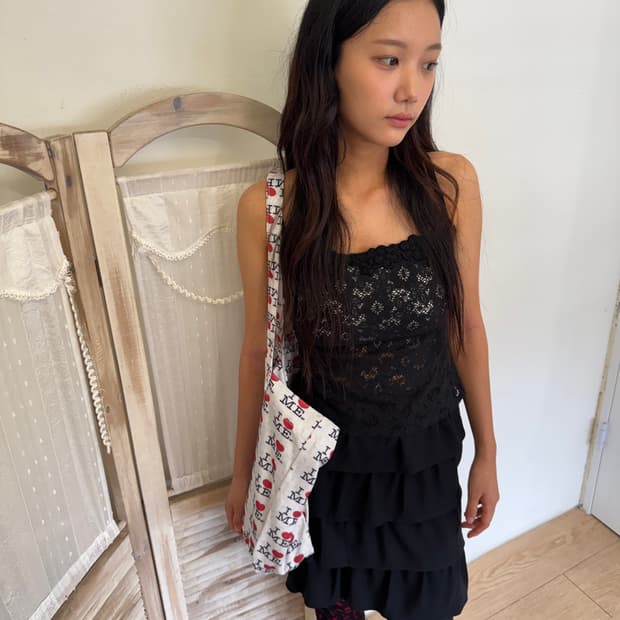 black lace sleeveles