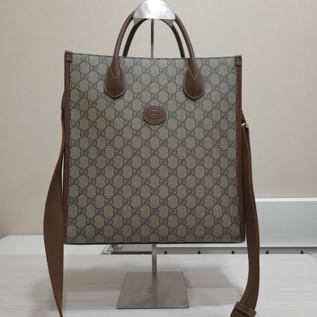 구찌 인터로킹 G 스몰 토트백 베이지 에보니