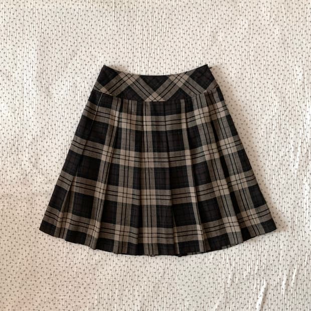 콤사이즘 브라운 체크 플리츠 스커트